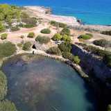 Un miracolo della natura, sorprendentemente sconosciuto ai pi�, nascosto nella boscaglia che caratterizza il litorale sud di Monopoli.  E� lo splendido e unico �lago di Santo Stefano�: uno specchio d�acqua cristallina incorniciato da alte pareti rocciose e collegato al mare attraverso un canale sotterraneo (foto di Pippo Vacca)